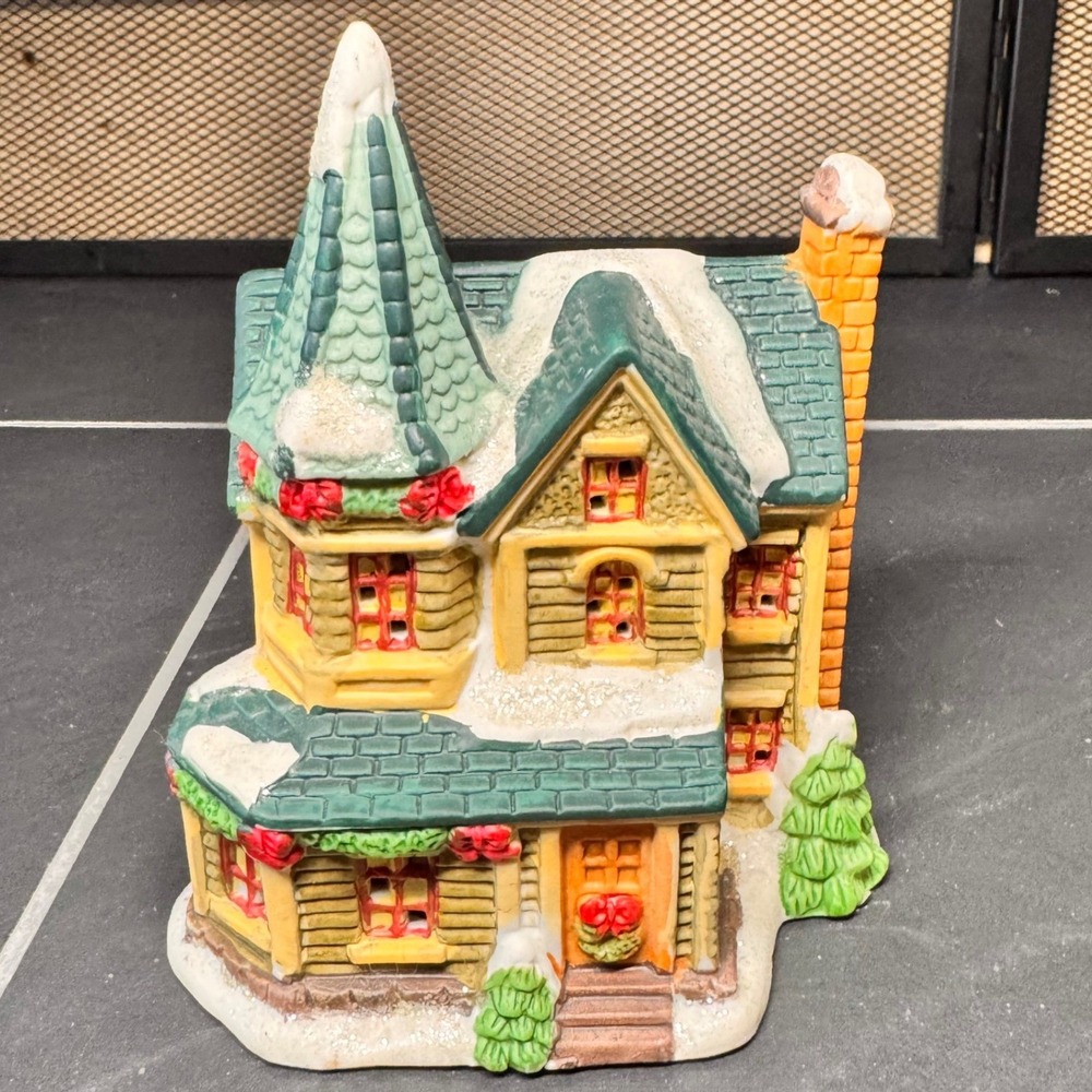 Cobblestone Corners 2002 Christmas Village Victorian House Ceramic Winter Decor